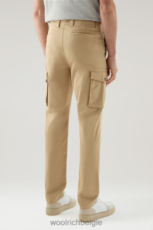 Een kledinggeverfde cargobroek van stretchkatoenen keperstof Woolrich Heren 8TTN0547 strandzand kleding