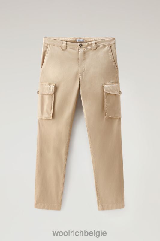 Een kledinggeverfde cargobroek van stretchkatoenen keperstof Woolrich Heren 8TTN0547 strandzand kleding