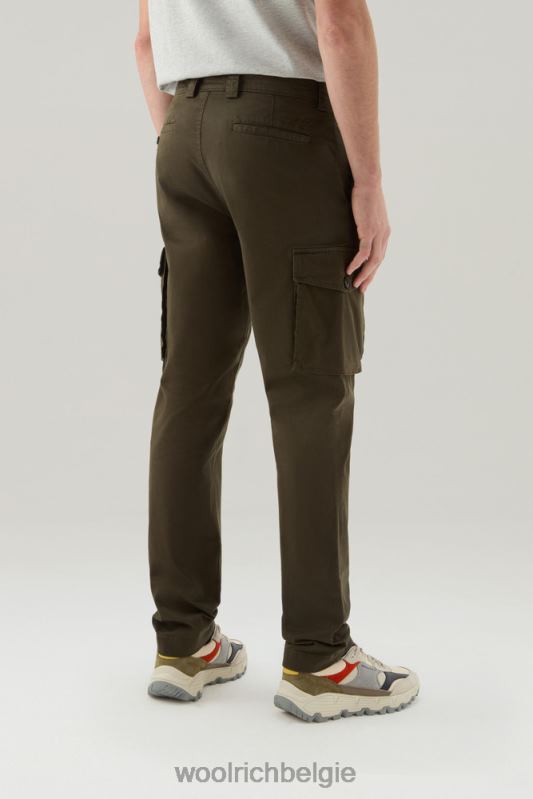 Een kledinggeverfde cargobroek van stretchkatoenen keperstof Woolrich Heren 8TTN0586 donkergroen kleding