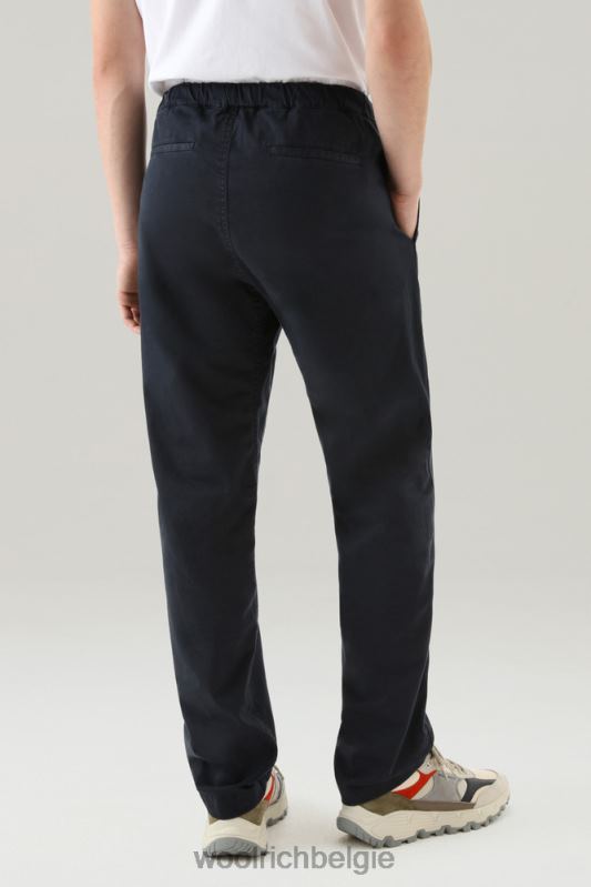 Een kledinggeverfde chinobroek van stretchkatoen Woolrich Heren 8TTN0399 Melton blauw kleding