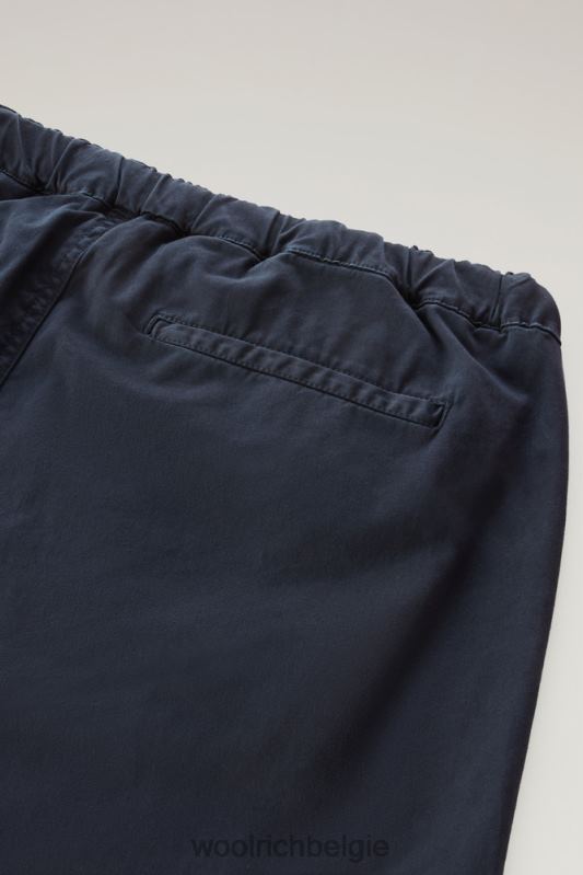 Een kledinggeverfde chinobroek van stretchkatoen Woolrich Heren 8TTN0399 Melton blauw kleding