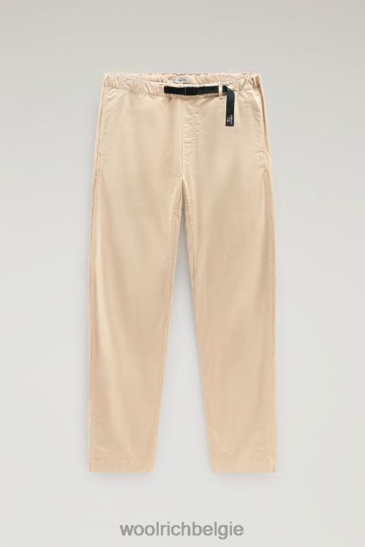 Een kledinggeverfde chinobroek van stretchkatoen Woolrich Heren 8TTN0424 strandzand kleding