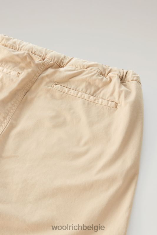 Een kledinggeverfde chinobroek van stretchkatoen Woolrich Heren 8TTN0424 strandzand kleding