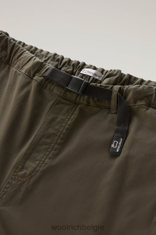 Een kledinggeverfde chinobroek van stretchkatoen Woolrich Heren 8TTN0573 donkergroen kleding