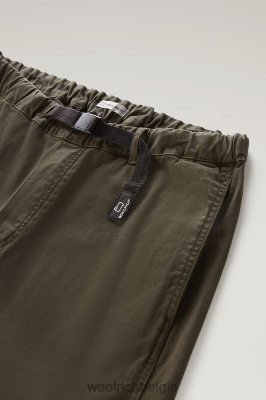 Een kledinggeverfde chinobroek van stretchkatoen Woolrich Heren 8TTN0573 donkergroen kleding