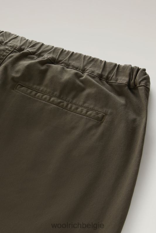 Een kledinggeverfde chinobroek van stretchkatoen Woolrich Heren 8TTN0573 donkergroen kleding
