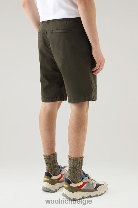Een kledinggeverfde chinoshort van stretchkatoen Woolrich Heren 8TTN0479 donkergroen kleding