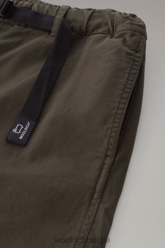 Een kledinggeverfde chinoshort van stretchkatoen Woolrich Heren 8TTN0479 donkergroen kleding