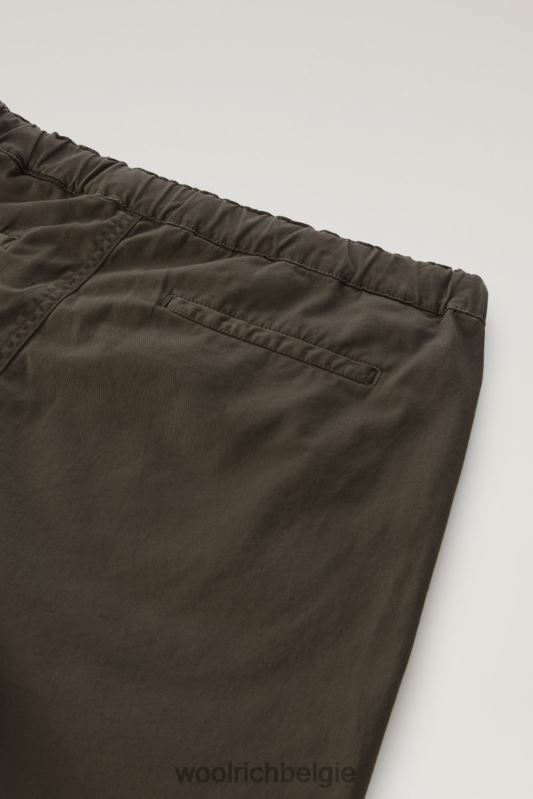 Een kledinggeverfde chinoshort van stretchkatoen Woolrich Heren 8TTN0479 donkergroen kleding