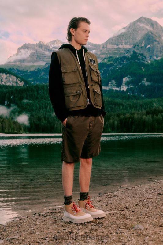 Een kledinggeverfde chinoshort van stretchkatoen Woolrich Heren 8TTN0479 donkergroen kleding