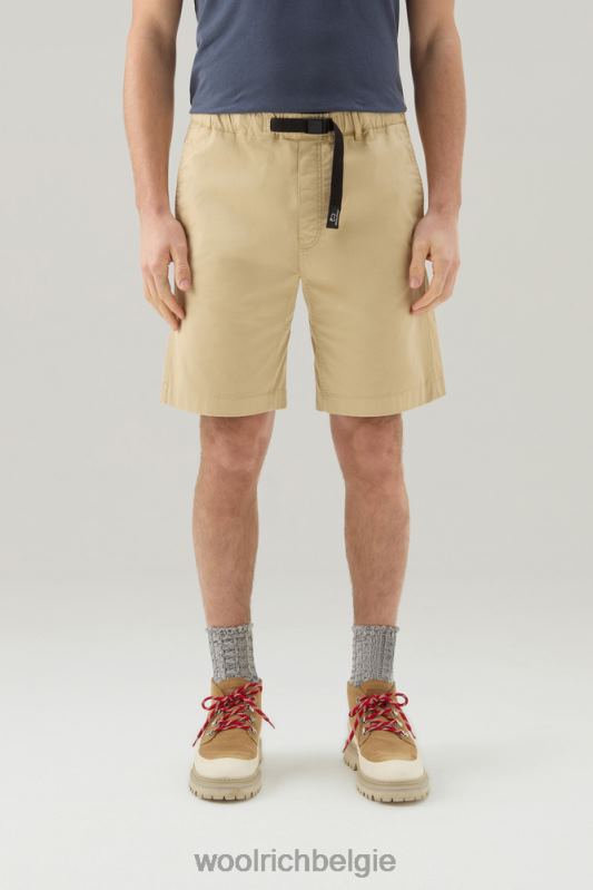 Een kledinggeverfde chinoshort van stretchkatoen Woolrich Heren 8TTN0582 strandzand kleding
