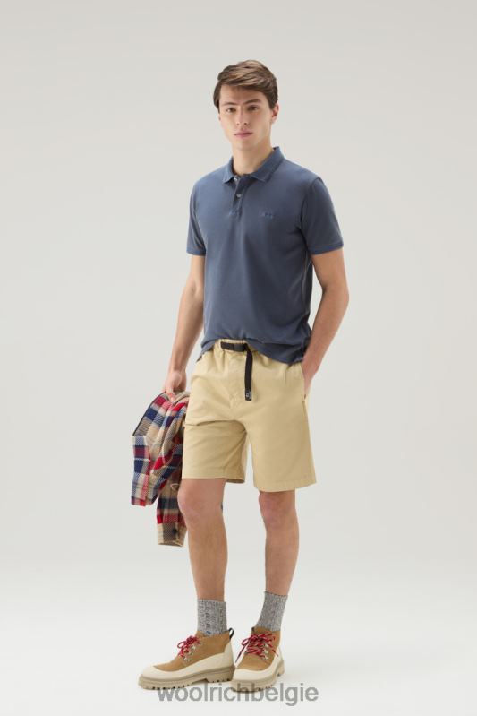 Een kledinggeverfde chinoshort van stretchkatoen Woolrich Heren 8TTN0582 strandzand kleding