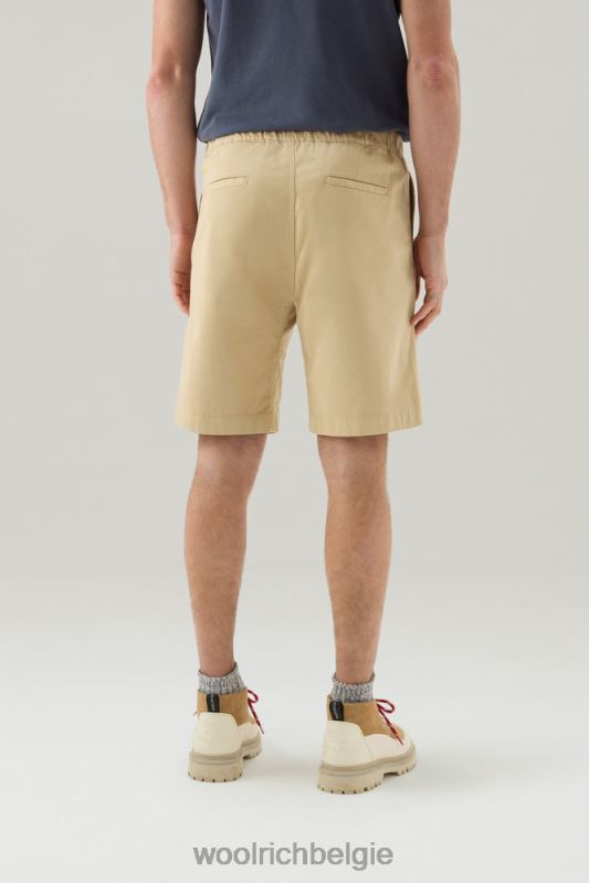Een kledinggeverfde chinoshort van stretchkatoen Woolrich Heren 8TTN0582 strandzand kleding