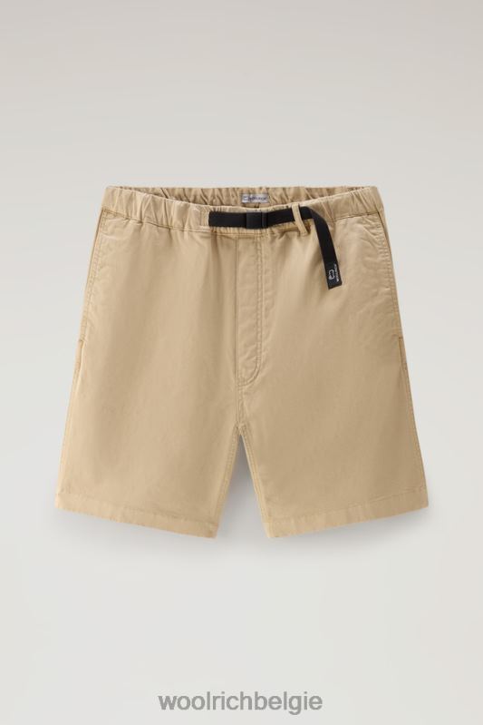 Een kledinggeverfde chinoshort van stretchkatoen Woolrich Heren 8TTN0582 strandzand kleding