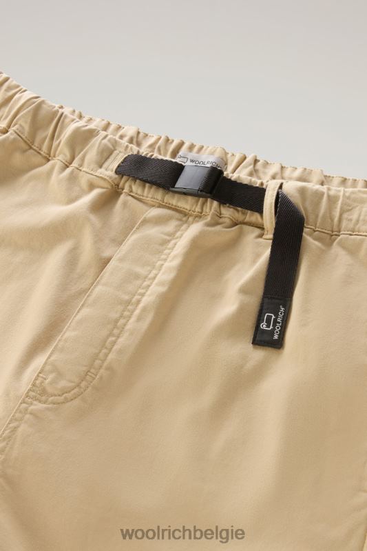 Een kledinggeverfde chinoshort van stretchkatoen Woolrich Heren 8TTN0582 strandzand kleding