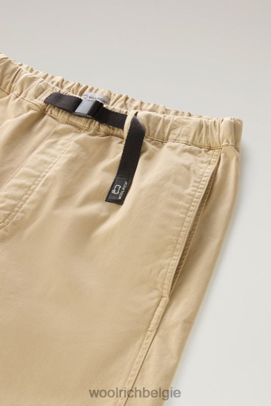 Een kledinggeverfde chinoshort van stretchkatoen Woolrich Heren 8TTN0582 strandzand kleding