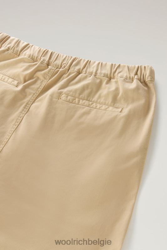 Een kledinggeverfde chinoshort van stretchkatoen Woolrich Heren 8TTN0582 strandzand kleding