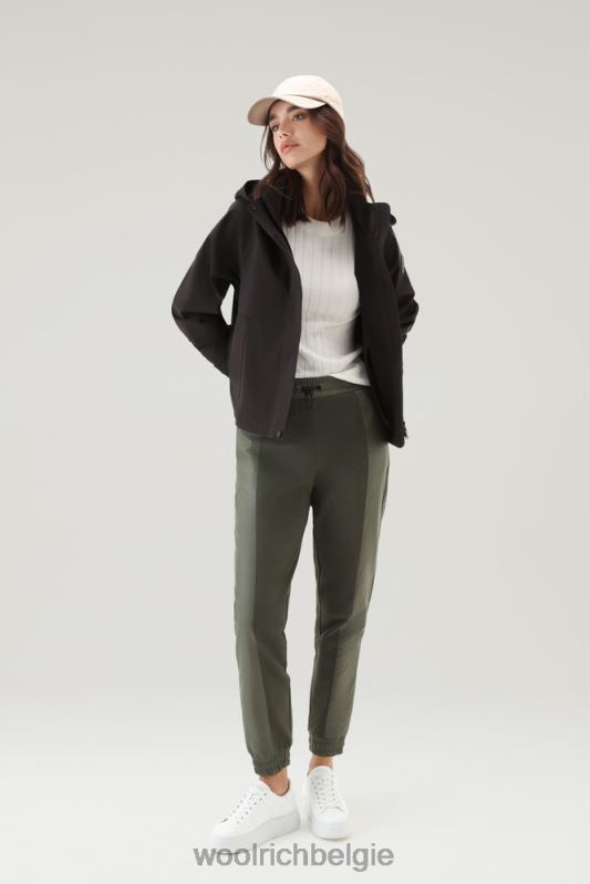 Tech korte jas met capuchon voor woon-werkverkeer van stretch nylon Woolrich vrouwen 8TTN016 zwart kleding