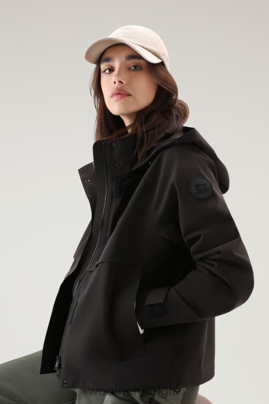 Tech korte jas met capuchon voor woon-werkverkeer van stretch nylon Woolrich vrouwen 8TTN016 zwart kleding