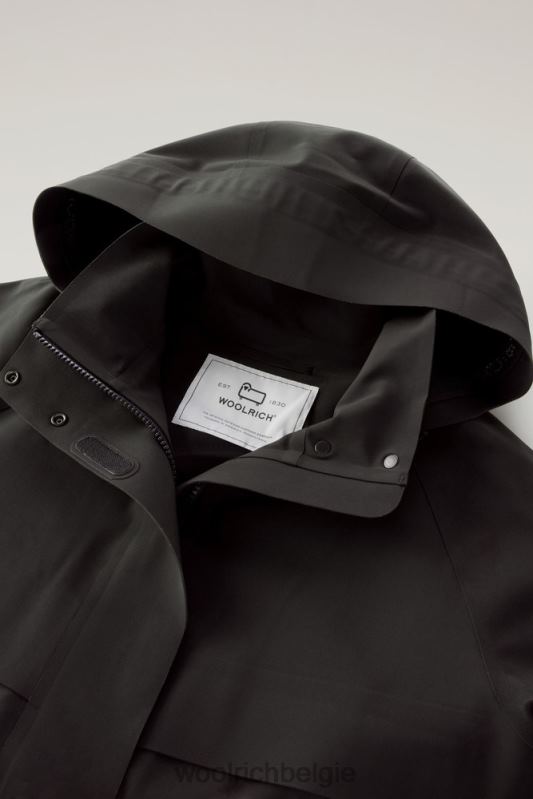 Tech korte jas met capuchon voor woon-werkverkeer van stretch nylon Woolrich vrouwen 8TTN016 zwart kleding