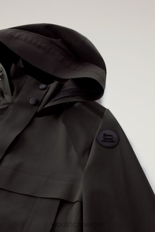 Tech korte jas met capuchon voor woon-werkverkeer van stretch nylon Woolrich vrouwen 8TTN016 zwart kleding