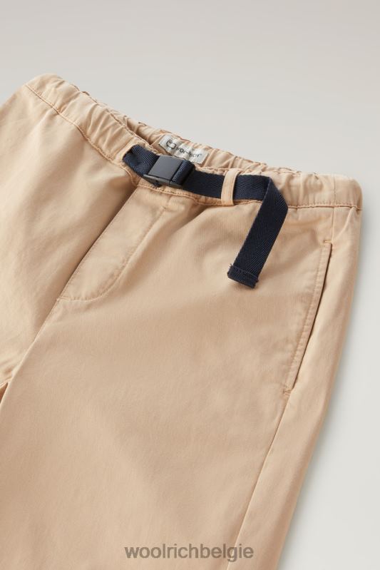 b kledinggeverfde broek van stretchkatoen Woolrich jongens 8TTN0897 strandzand kleding