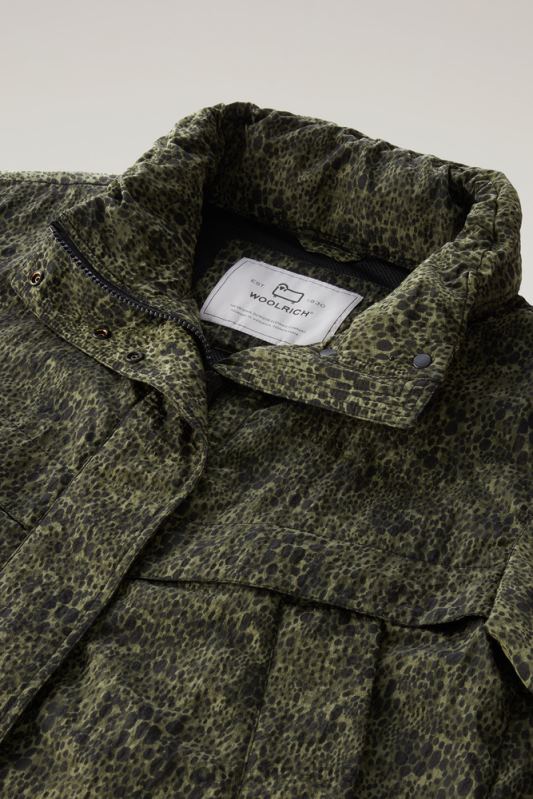 camouflagejack met opvouwbare capuchon Woolrich vrouwen 8TTN098 donkergroene camouflage kleding