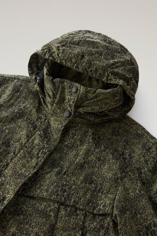 camouflagejack met opvouwbare capuchon Woolrich vrouwen 8TTN098 donkergroene camouflage kleding