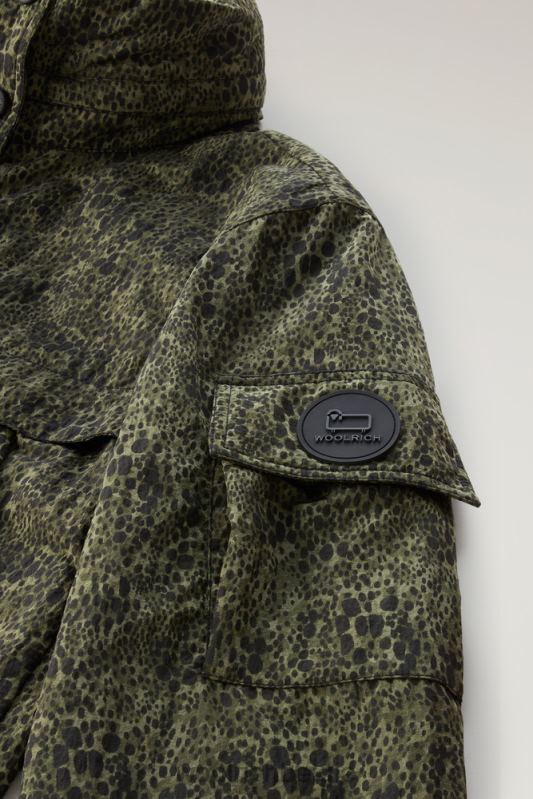 camouflagejack met opvouwbare capuchon Woolrich vrouwen 8TTN098 donkergroene camouflage kleding
