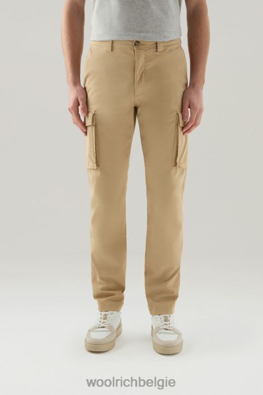 Een kledinggeverfde cargobroek van stretchkatoenen keperstof Woolrich Heren 8TTN0547 strandzand kleding