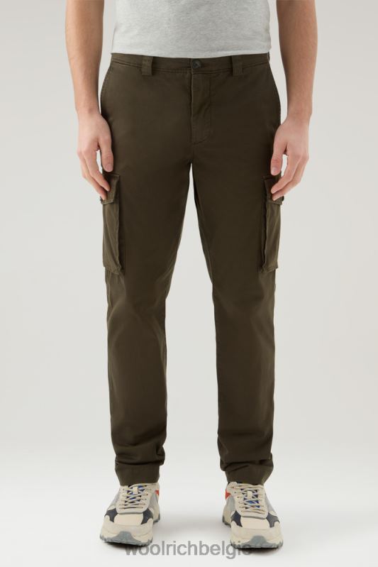 Een kledinggeverfde cargobroek van stretchkatoenen keperstof Woolrich Heren 8TTN0586 donkergroen kleding