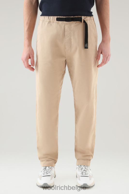 Een kledinggeverfde chinobroek van stretchkatoen Woolrich Heren 8TTN0424 strandzand kleding