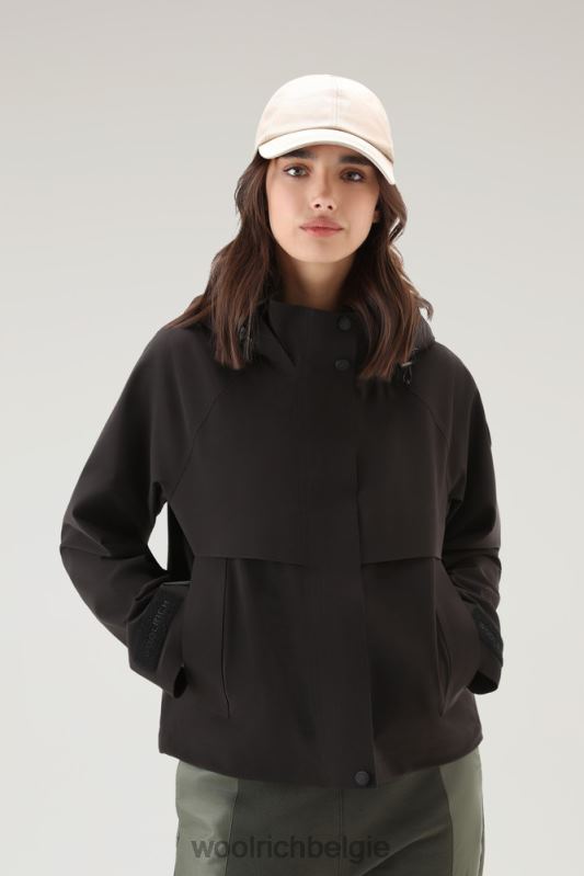 Tech korte jas met capuchon voor woon-werkverkeer van stretch nylon Woolrich vrouwen 8TTN016 zwart kleding