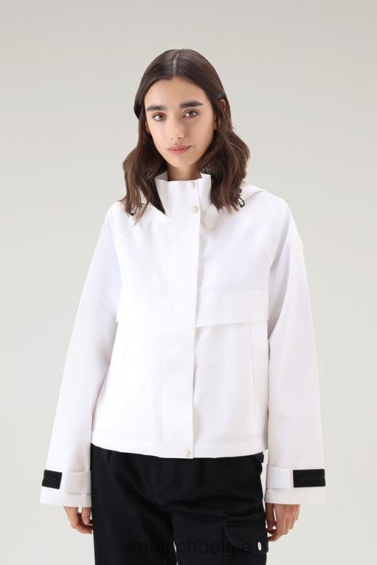 Tech korte jas met capuchon voor woon-werkverkeer van stretch nylon Woolrich vrouwen 8TTN077 Helder wit kleding