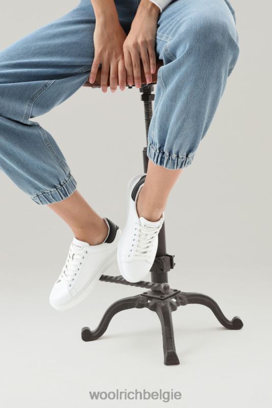 klassieke pumps van zacht kalfsleer met contrasterende patch aan de achterkant Woolrich vrouwen 8TTN050 wit Zwart schoenen