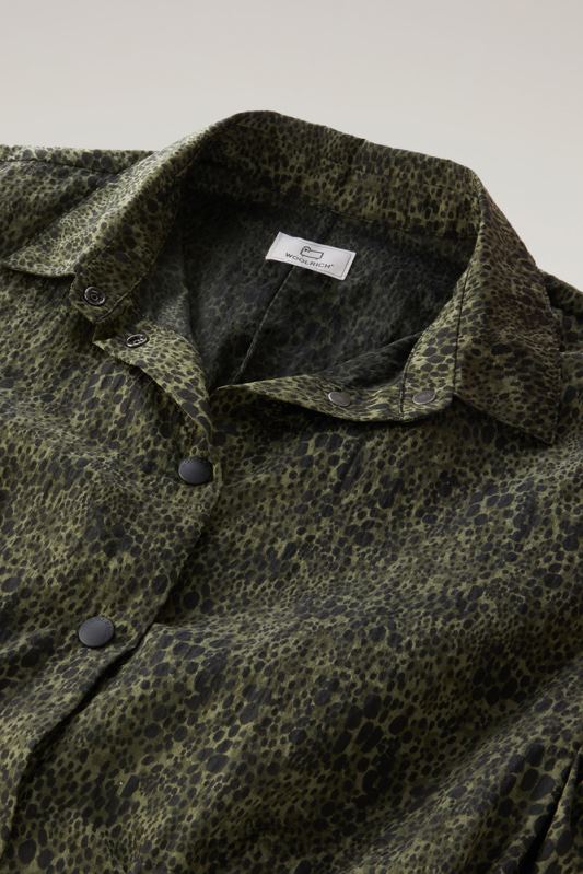 overhemdjurk van ripstop crinkle nylon met camouflageprint Woolrich vrouwen 8TTN099 donkergroene camouflage kleding