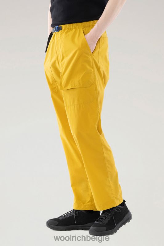 ranchbroek van gerecycled nylon Woolrich Heren 8TTN0537 mosterd kleding