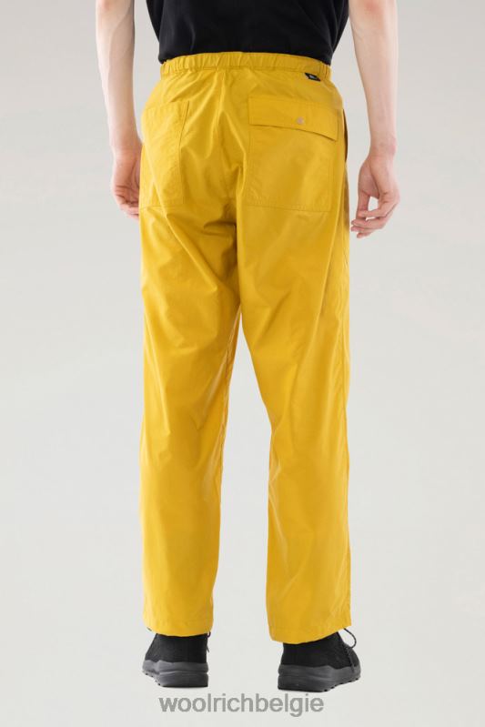 ranchbroek van gerecycled nylon Woolrich Heren 8TTN0537 mosterd kleding