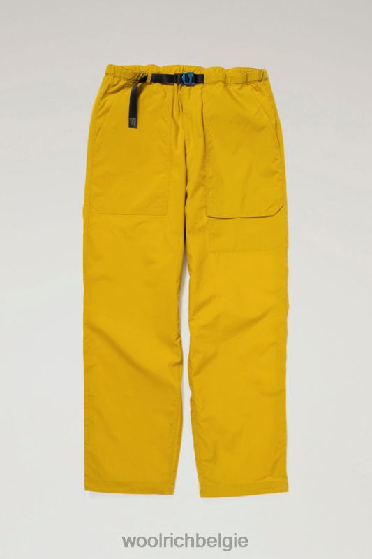ranchbroek van gerecycled nylon Woolrich Heren 8TTN0537 mosterd kleding